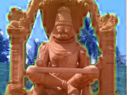 Statue view 2: attention concentrates on the landmark